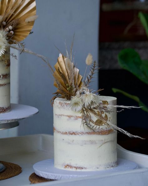 Rustic semi-naked wedding cake with dry flowers & matching trio of in-law gifting cakes. 💒 🤍 . . . . #oombako #oombakooutlet #richardsbay #richardsbaybaker #southafricanbaker #southafricancakes #southafricanweddings #southafricanweddingcakes #rusticwedding #rusticweddingcake #dryflowers #dryflowercake #nakedweddingcake Cake With Dry Flowers, Cake Dried Flowers, 60th Cake, Semi Naked Cake, Matching Trio, Bridal Cake, Dried Flowers Wedding, South African Weddings, Rustic Wedding Cake