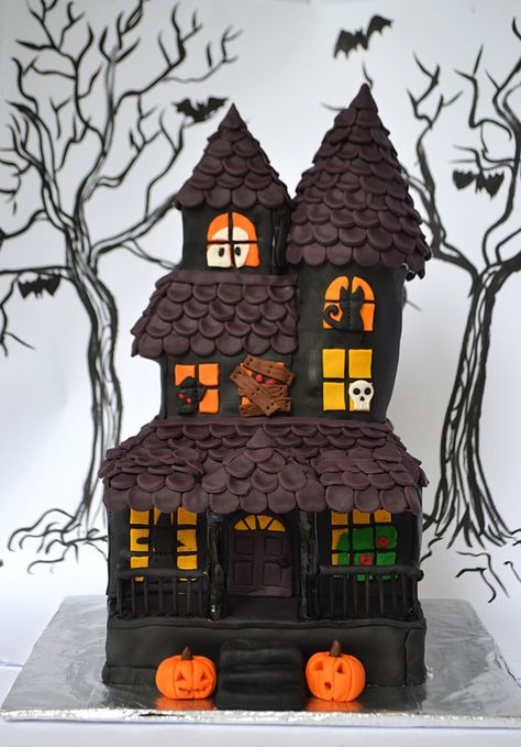 Haunted House Cake Haunted House Halloween Cake, Ginger Halloween, Spooky Cakes, Goosebumps Party, Haunted House Cake, Halloween Gingerbread House, Spooky Halloween Cakes, Cake Halloween, Spooky Cake