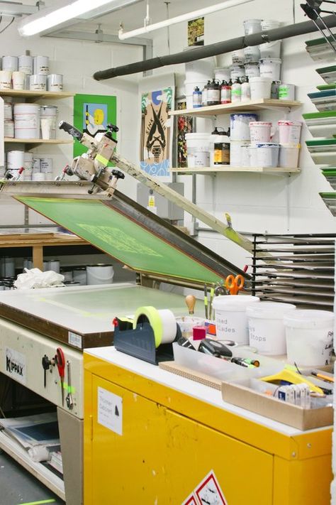 Screen Printing Room Setup, Print Studio, Screenprinting Studio Home, At Home Screenprinting, Screen Printing Room, Screen Printing Workshop, Print Shop Design, Screen Printing Studio, Garage Studio