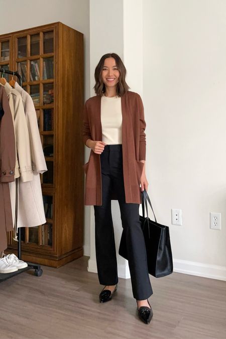 Boss Work Outfit, Brown Cardigan Work Outfit, Outfits With Flare Pants, Pixie Pants Outfit, Cardigan Work Outfit, Cardigan Outfit Work, Brown Cardigan Outfit, Outfits With Flares, Therapist Outfit