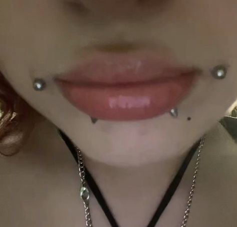 Piercings Aesthetic Face, Piercings Ideas Face, Cool Piercings Face, Face Piercings Aesthetic, Y2k Piercings, Piercings Mouth, Cute Facial Piercings, Piercing Ideas Face, Dahlia Piercing