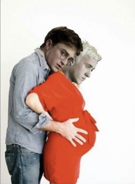 Drarry Mpreg, Harry Potter Curses, Harry Potter Funny Pictures, Glume Harry Potter, Heart Breaks, Funny Harry Potter Jokes, Harry Draco, Harry Potter Puns, Harry Potter Draco Malfoy