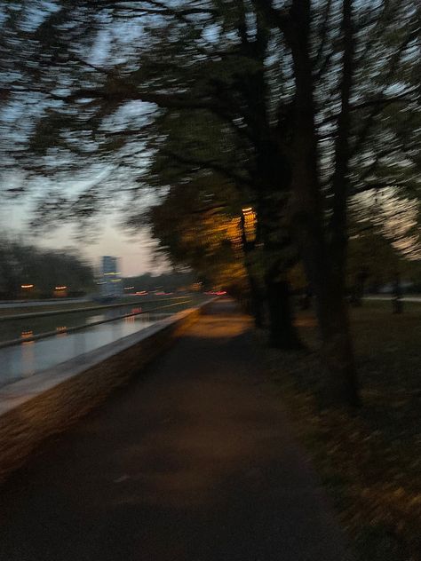 Blurry Pictures Night, Autumn Night Aesthetic, Aesthetic Blurry Pictures, Aesthetic Blurred, Aesthetic Blur, Pictures Night, Autumn Fall Aesthetic, Fall Walk, Blurry Lights