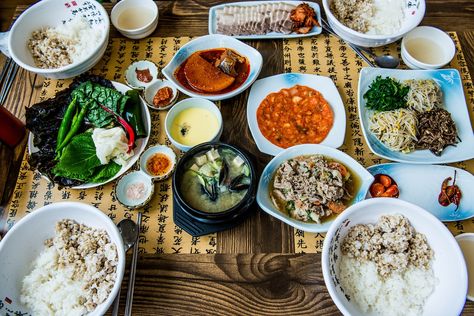 8 Korean Food Blogs To Follow For Home Cooked Recipes Korean Diet Plan, Foods High In Zinc, Korean Breakfast, Korean Diet, Menu Sarapan Sehat, South Korean Food, Fermented Cabbage, Resep Diet, Korean Dishes