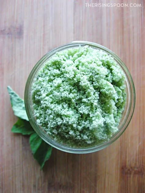 Herb Salts, Herb Salt Recipe, Preserving Basil, Flavored Salt, Herb Salt, Unique Christmas Gifts Diy, Infused Salt, Basil Salt, Prevent Food Waste