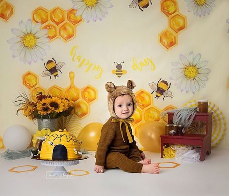 @courtneyhizeyphotography posted to Instagram: Happy "bee" day. 🍯 🐝 www.courtneyhizeyphotography.com #oneyearphotos #bostonmom #bostonparent #firstbirthday#bostonbaby #hudsonma #sudburyma #waylandma #newtonma #worcesterma #stowma #westonma #marlboroughma #courtneyhizeyphotography #igersboston #massachusetts #love #cakesmash #bostonmomblogger #bostonmomsblog #worcestermom #honey #bee #cakesmash #bostonmoms #igboston #Boston #781 #bostonphotographer #mamom Bee Photoshoot, Sweet To Bee One, Summer Backdrop, 1st Birthday Backdrop, Baby First Birthday Cake, Baby Cake Smash, First Number, Seamless Backdrop, Cake Smash Photography