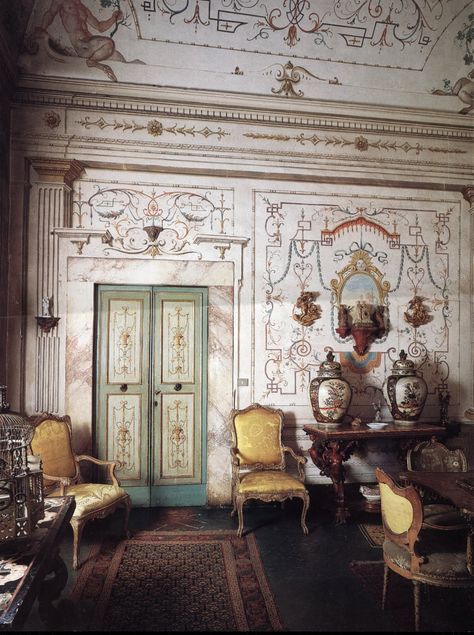 Antiques in Italian Interiors, Vol. I #Italian #antique #furniture Drawing Rooms, Historical Interior, Italian Home Decor, Design Café, Ceiling Art, Italian Interior, Italian Architecture, Italian Decor, Italian Home