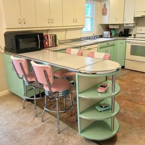 Diner Bar, Retro Style Kitchen, Mint Green And Pink, 50s Kitchen, 1950s House, Casa Vintage, Retro Interior, Pink Kitchen, Dream House Interior