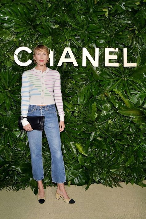 A Stylist on the $98 Jeans He Always Suggests to Celebs Chanel Cardigan, Dree Hemingway, Straight Leg Jeans Outfits, Levi's Ribcage, Ribcage Jeans, Affordable Jeans, Chanel Slingback, Celebrity Stylist, Jeans Street Style