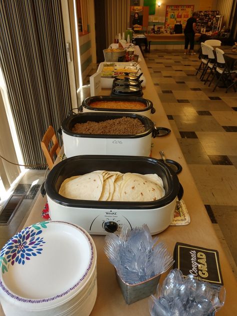 Taco Bar Sweet 16, Large Party Food Ideas Buffet, Graduation Party Lunch Ideas, Graduation Party Taco Bar Ideas, Taco Bar Set Up Ideas Grad Parties, Mexican Food Buffet Wedding, Mexican Food Graduation Party, Street Taco Bar Set Up, Diy Food Bars For Parties