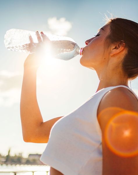 ¡Los mejores consejos para tomar más agua! Health Water, 3 Day Diet, Signs Of Dehydration, Lose 5 Pounds, Popsugar Fitness, Drink More Water, Boost Your Metabolism, Detox Diet, Boost Metabolism