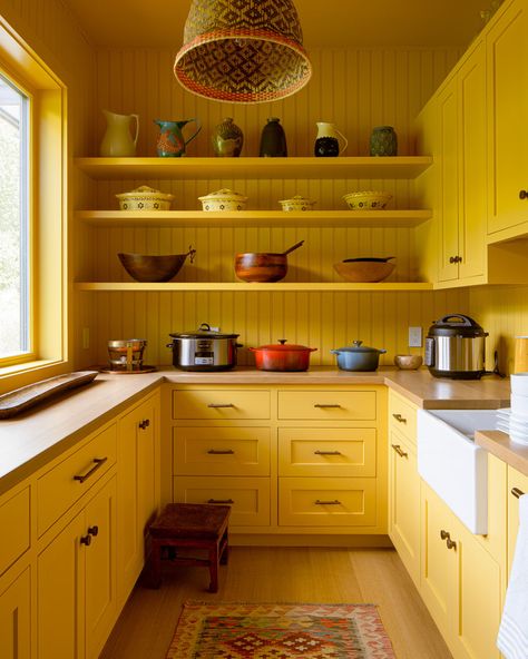 England Country, House Pantry, Country Modern Home, Interior Color Schemes, Yellow Interior, Classic Kitchen, Yellow Kitchen, English Country House, Painting Kitchen Cabinets