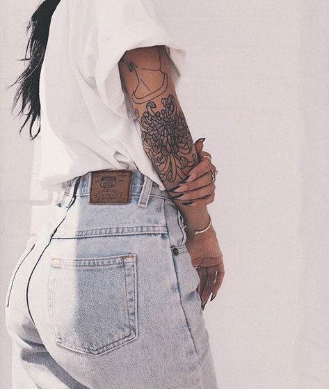 Tattoo Girl Outfit, Urban Outfitters Outfit Ideas, Kylie Jenner's Tattoos, Urban Outfitters Outfit, High Waisted Jeans Outfit, Elbow Tattoo, Trajes Kylie Jenner, Girls With Sleeve Tattoos, Elbow Tattoos