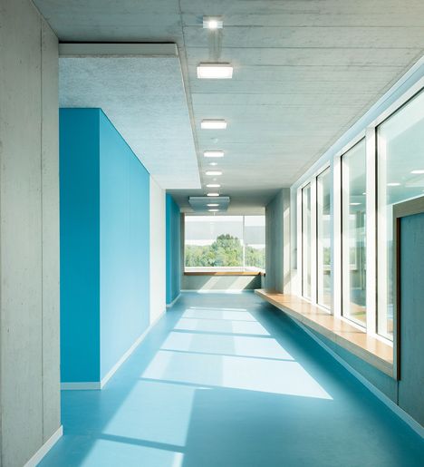 Great use of color blocking in interior paint schemes - Secondary School Ergolding by Behnisch Architekten Interior Paint Schemes, Corridor Design, Interior Design News, Interior Design Minimalist, School Interior, Interior Design School, Pinterest Design, Interior Painting, Dark Interiors