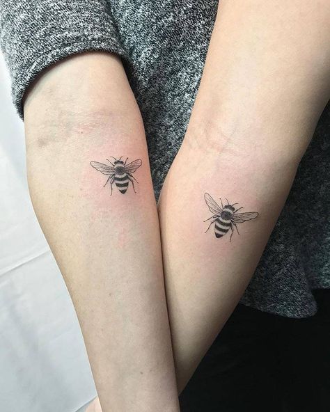 Best friend bee tattoos on the forearms. Tattoo Amigas, Pair Tattoos, Bee Tattoos, Bumble Bee Tattoo, Matching Sister Tattoos, Vine Tattoos, Bee Tattoo, Tattoo Feminina, Aesthetic Tattoo