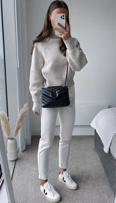 Autumn White Jeans Outfit, White Trainers Outfit Winter, White Pants Outfit Fall, White Pants Outfit Winter, Sweatshirt Outfit Fall, White Pants Outfit, Winter Pants Outfit, Paris Outfits, Casual Day Outfits