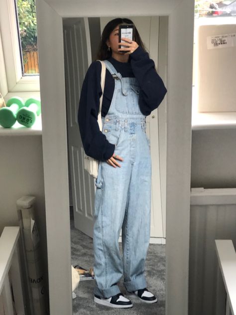 Aesthetic Dungaree Outfit, Dungaree Outfit Aesthetic, Aesthetic Jumpsuit Outfit, Overalls And Sweatshirt, Overal Outfits Aesthetic, Style Overalls Winter, Tomboy Overalls Outfit, Overalls Sweatshirt Outfit, Sweatshirt With Overalls