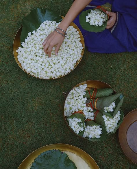 South Indian Culture Aesthetic, Indian Flower Aesthetic, Cotton Saree Styling, Indian Flower Market, Indian Culture Aesthetic, South Indian Aesthetic, Monsoon Sky, South Asian Culture, South Indian Culture