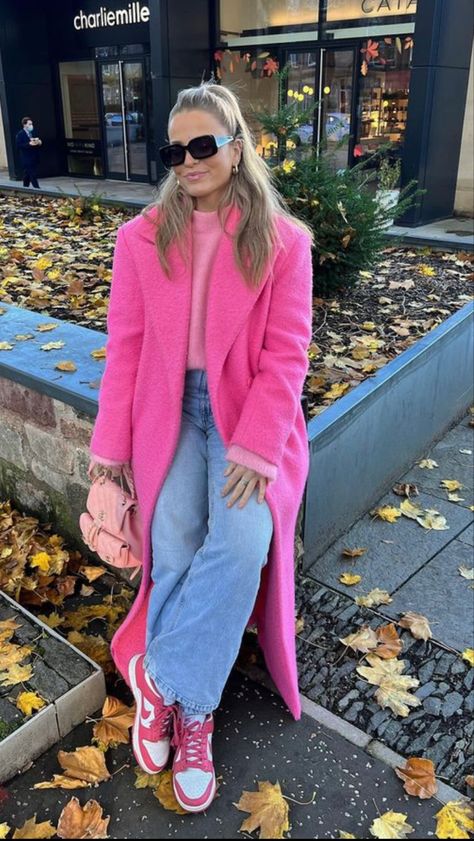 Pink Trenchcoat Outfit, Pink Cardigan Outfit Winter, Touch Of Pink Outfit, Pink Coat Outfit, Pink Cardigan Outfit, Sleek Dress, Winter Fashion Outfits Casual, Business Casual Outfits For Work, Causual Outfits