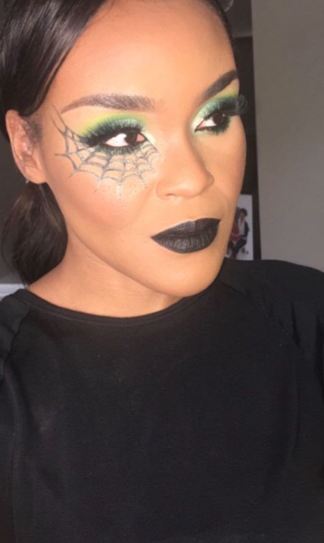 Halloween Makeup Black lipstick Green Eyeshadow Spider Web Easy At Home Costumes For Women, Halloween Makeup Green, Makeup Black Lipstick, Halloween Makeup Black, Spider Web Makeup, Web Makeup, Witchy Makeup, Mummy Halloween Costume, Spider Makeup