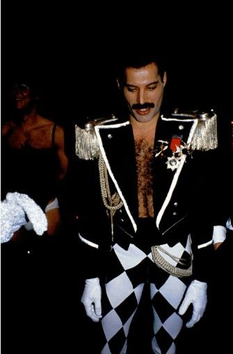 Freddie's 39th Birthday Black and White Drag Ball in Munich and Living On My Own Video Mercury Facts, Gary Cherone, King Of Queens, Roger Daltrey, Drag King, Freddy Mercury, Queen Photos, Roger Taylor, Queen Freddie Mercury