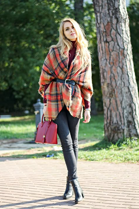 Christmas Scarf Outfit, Tartan Scarf Outfit, Christmas Gifts For Teens, How To Wear A Blanket Scarf, Shawl Outfit, Poncho Outfit, Wear A Scarf, Blanket Scarves, Plaid Shawl