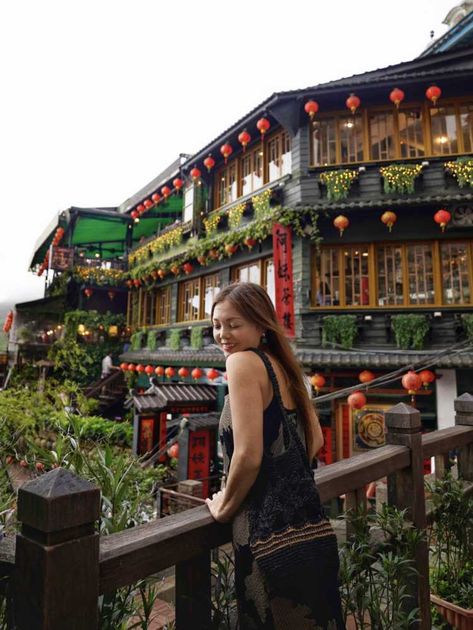 Jiufen Old Street Taiwan Aesthetic Outfit, Taiwan Fits, Jiufen Taiwan Outfit, Jiufen Old Street, Taiwan Photo Ideas, Thailand Photo Ideas, Taiwan Aesthetic, Taipei Photoshoot, Taipei Taiwan Aesthetic