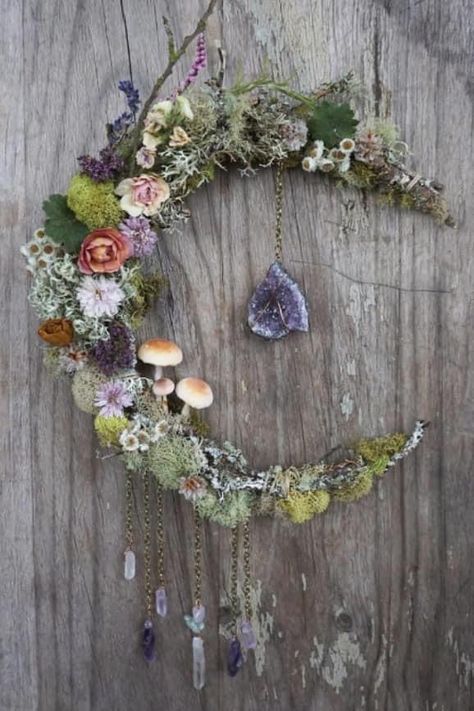 Waning Crescent Moon, Waning Crescent, Fleurs Diy, Dried Flower Wreaths, Witchy Crafts, Wings Art, Witch Decor, Boho Wall Hanging, 자수 디자인