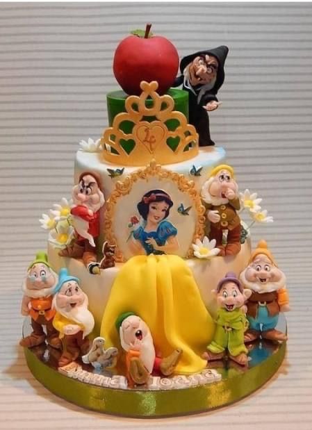 Snow White Cake, Snow White Birthday Party, White Birthday Cakes, Disney Birthday Cakes, Princess Theme Birthday Party, Snow White Birthday, Rainbow Birthday Cake, Princess Birthday Cake, Snow White Party