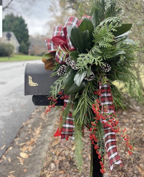 Christmas Mailbox Decorations, Diy Mail, Outside Christmas Decorations, Mailbox Decor, Country Christmas Decorations, Simple Christmas Decor, Outside Decorations, Christmas Porch Decor, Holiday Flower