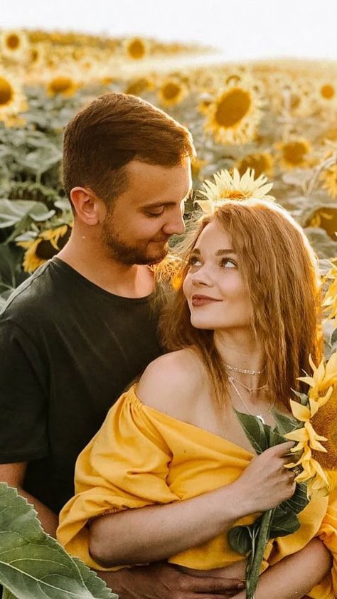 Engagement Photos With Sunflowers, Pictures In A Sunflower Field, Sunflower Poses Picture Ideas Couples, Sunflower Couple Pictures, Sunflower Field Engagement Photos, Sunflower Field Couples Photoshoot, Sunflower Photo Ideas, Sunflower Photography Ideas, Sunflower Couple Photoshoot