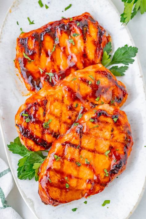 Grilled Honey Garlic Pork Chops - 🍯🧄🐷 These tender grilled pork chops are infused with so much FLAVOR from a simple but tasty honey garlic marinade that keeps them juicy and moist! Whether you need a quick weeknight dinner idea or you want to make them for summer holidays or for casual backyard barbecues, everyone LOVES how amazing these pork chops taste! Pork On The Grill, Honey Garlic Marinade, Easy Dinner Recipes Pork, Honey Pork Chops, Honey Garlic Pork, Garlic Pork Chops, Pork Chop Marinade, Garlic Pork, Honey Garlic Pork Chops