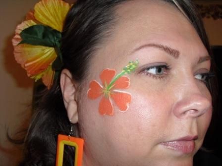 face painting hibiscus by cheleparker, via Flickr Easy Flower Sketches, Flower Face Painting, Sketches To Draw, Flower Face Paint, Football Face Paint, Spirit Week Outfits, Gold Makeup Looks, Flower Face, Face Painting Easy