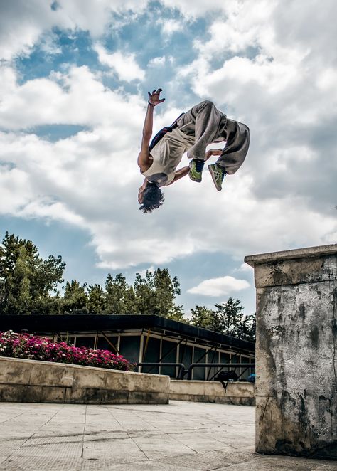 Thanks to @mhrlife for making this photo available freely on @unsplash 🎁 Jump Reference, Parkour Aesthetic, Parkour Photography, Running Pics, Hd Sky, Grey Pants Men, Skateboard Photos, Cruiser Boards, Black Nike Shoes