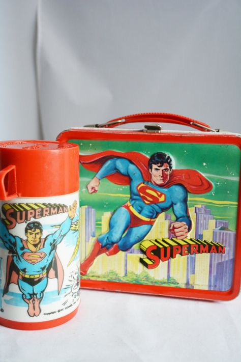 I am not sure if I can convey to you how exciting it was for me to have a lunch box and use it. These vintage lunch boxes 1970s - 1980s are what I used. Original Superman, Lunch Box Thermos, Vintage Lunch Boxes, Vintage Thermos, Cool Lunch Boxes, Christopher Reeve, Metal Lunch Box, Lunch Boxes, Retro Toys