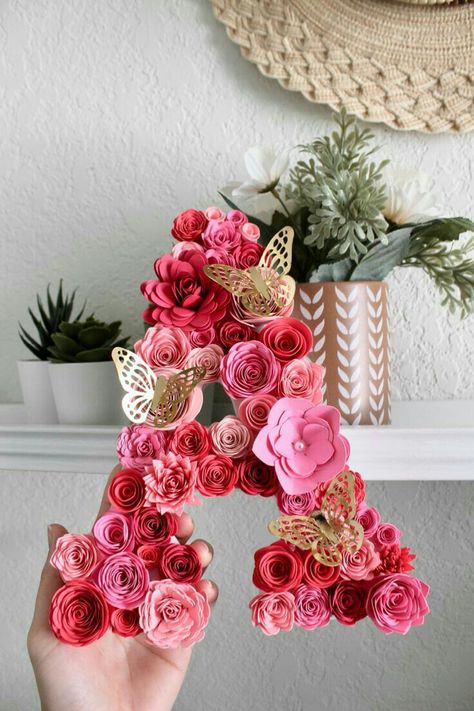 Wooden Letter With Flowers, Letter Filled With Flowers, Letter A Decoration, Pink Diy Crafts, Flower Board Diy, Flower Diy Crafts Decor, Letters Decoration Ideas, Wooden Letter Decoration Ideas, Floral Letters Diy