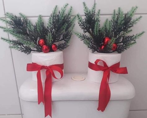 Bathroom Sink Christmas Decor, Bathroom Christmas Decor, Christmas Decor Ideas Bedroom, Christmas Decorations Diy Crafts, Christmas Decorations Apartment, Decor Ideas Bedroom, Christmas Apartment, Christmas Bathroom Decor, Christmas Bathroom