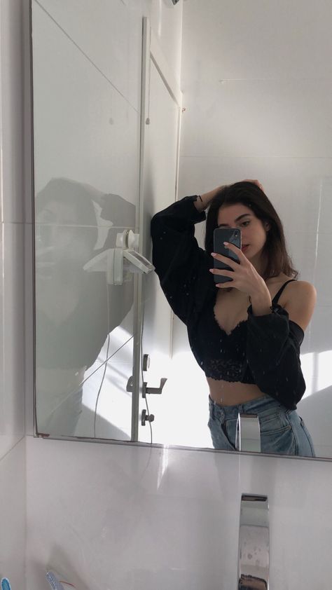 Mirror pic Girl Mirror Sefile, Girl Mirror Sefile Aesthetic, Ig Selfie, Yk2 Outfits, Pretty Mirror, Poses Mirror, Mind Art, Snapchat Selfies, Self Photography