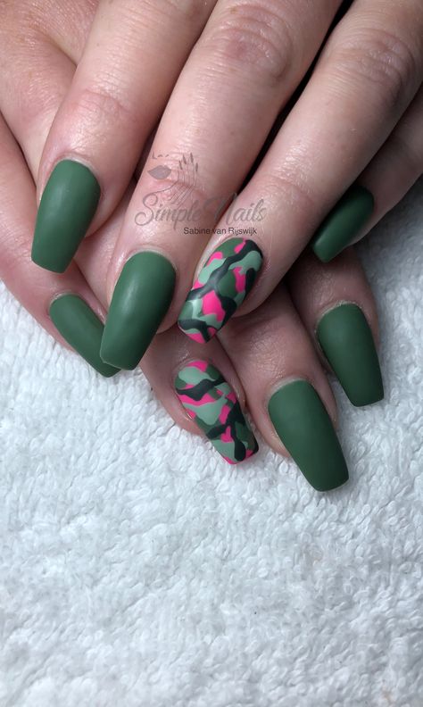 Handpainted nail art army print Nails Army Green And Pink Nails, Nail Art Army, Army Nails Design, Army Nails, Character Nails, Camo Nails, Army Colors, Army Print, Print Nails