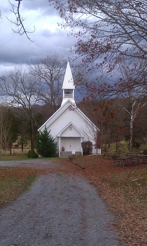 Peace In The Valley, Pretty Scenery, Farm Christmas, Country Churches, Old Country Churches, Old School House, Church Pictures, Beautiful Churches, Peaceful Place