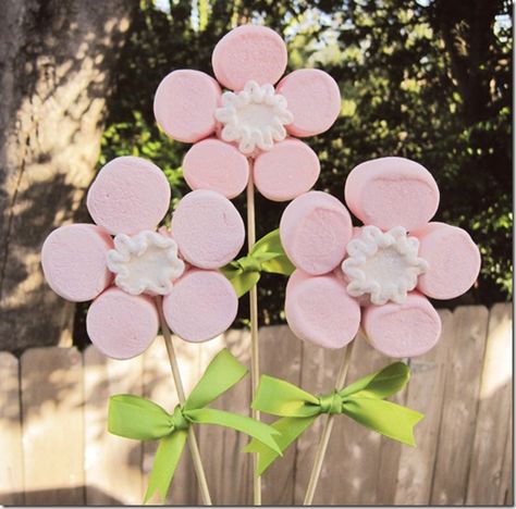 Learn how to prepare these beautiful marshmallow flowers in this DIY tutorial.   http://www.dish-away.com/2012/10/diy-marshmallow-flower-bouquet.html Marshmallow Flowers, Pink Marshmallows, Sweet Trees, Pink Frosting, Party Projects, Marshmallow Pops, Edible Glitter, Fairy Parties, Sweet Table