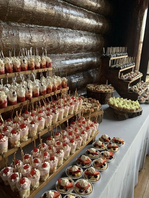 Wedding Ideas Dessert, Masculine Dessert Table, Unique Wedding Dinner Ideas, Luxury Dessert Table, Mini Dessert Board, Dessert Stations For Parties, Wedding Pastry Table Ideas, Dessert Bar Wedding Elegant, Desert Grazing Table