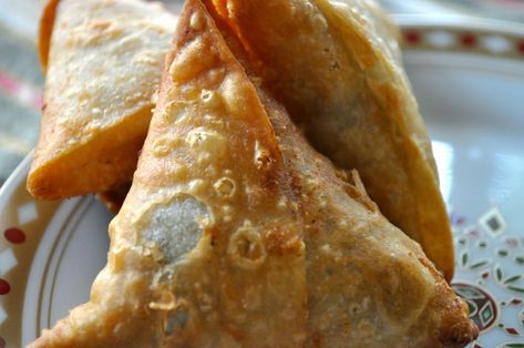 Samosas made with uncooked flour tortills Chicken Samosa Recipes, Uncooked Tortillas, Greek Cheese, Samosa Recipe, Greek Cooking, Tortilla Recipe, Greek Dishes, Spinach And Feta, Samosa