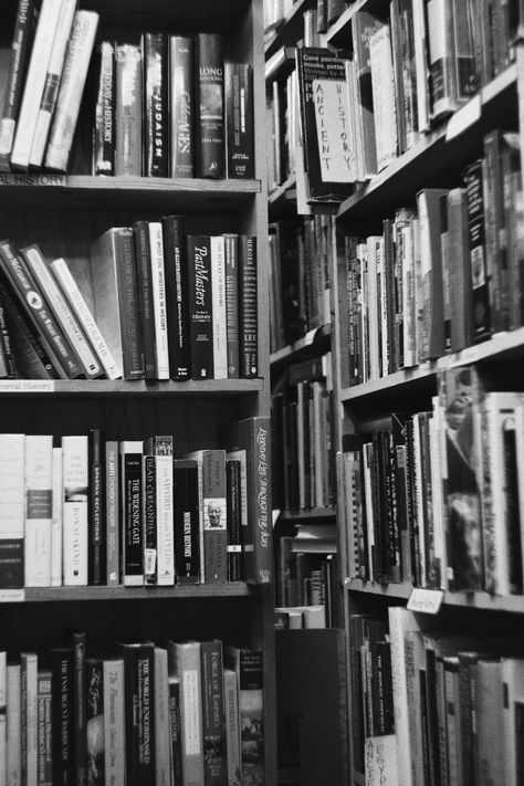 Black And White Reading Aesthetic, Black And White Books Aesthetic, Book Aesthetic Black And White, Books Black And White, Eras Aesthetic, Nerd Aesthetic, Black And White Books, Oc Aesthetic, Black And White Photo Wall