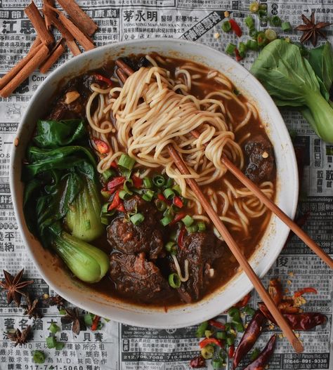 Taiwanese Beef Noodle Soup, Asian Soup Noodle, Braised Chicken Breast, Taiwanese Cuisine, Noodle Soup Recipe, Beef Noodle Soup, Taiwanese Food, Spicy Beef, Asian Soup