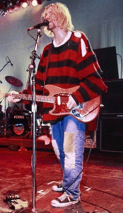 Kurt Cobain Fashion, Kurt Cobain Outfit, Nirvana Outfit, Gitar Vintage, Nirvana Fashion, Kurt Cobain Style, Kurt Cobain Photos, Nirvana Kurt Cobain, Nirvana Kurt