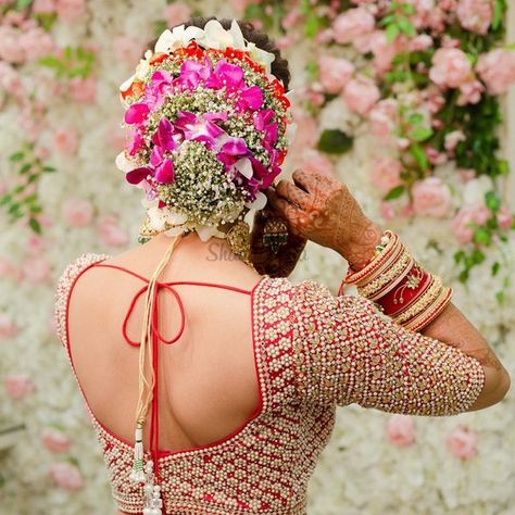 Bun For Bride, Bridal Hairdos, Traditional Tops, Bridal Hairstyle Indian Wedding, Flower Bun, Indian Bride Makeup, Bridal Chura, Bridal Bun, Bridal Braids