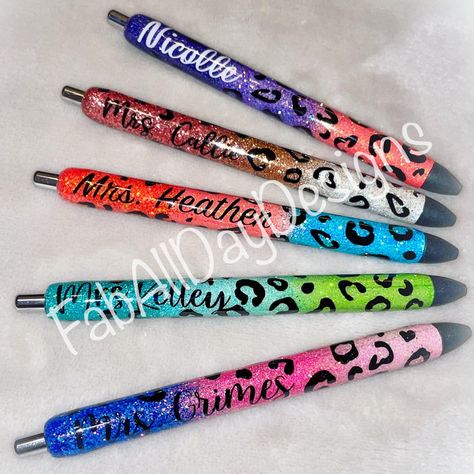 Resin Pens Ideas, Glitter Pens Epoxy Ideas, Epoxy Pens Ideas, Cardboard Earrings, Pens Epoxy, Rhinestone Pens, Diy Pens, Papermate Inkjoy Gel Pens, Cup Vinyl