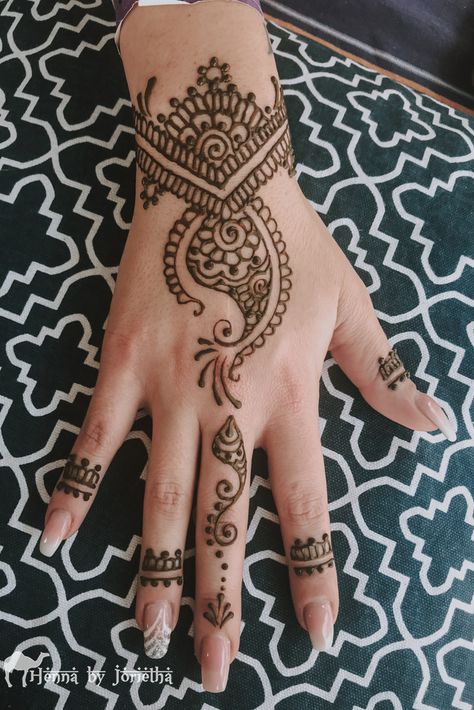 Paisley Henna / Mehndi on hand . *Henna by Jorietha* Paisley Henna Tattoo Designs, Henna Paisley Designs, Paisley Henna Designs, Paisley Mehndi Designs, Paisley Henna, Henna Paisley, Cute Henna, Easy Mehndi, Simple Mehndi Designs Fingers