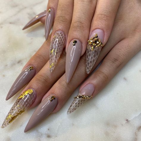 @makeup_manor shared a photo on Instagram: “Snake Skin Nails” • Jan 16, 2020 at 7:07pm UTC Green Snake Skin Nails, Snake Nails Designs, Real Snake Skin Nails, Snake Nails, Night Nails, Snake Skin Nails, Gel Polish Designs, Design Black Gold, Western Nails